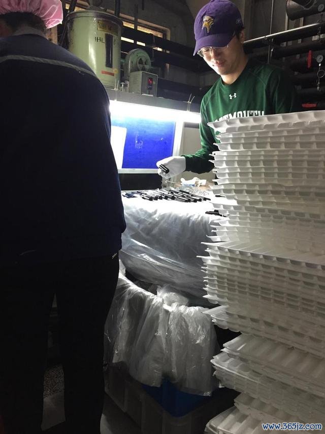 创业早期,周宇翔(右)在工场调研实习。 黑湖科技 供图