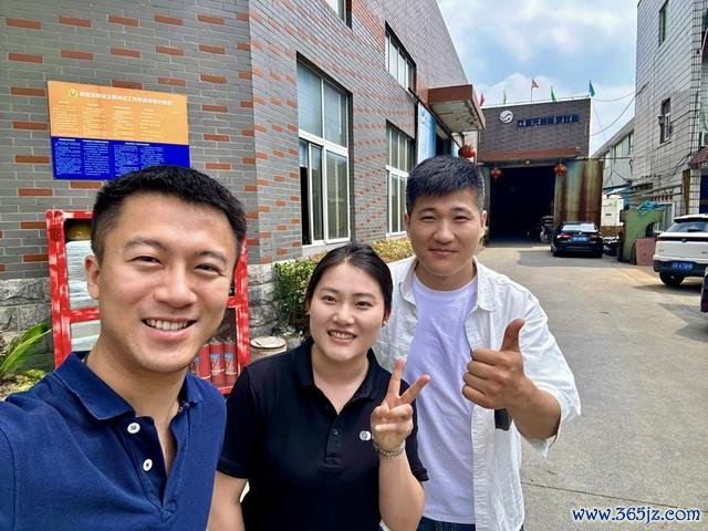 周宇翔(左一)和团队在客户工场调研。 黑湖科技 供图
