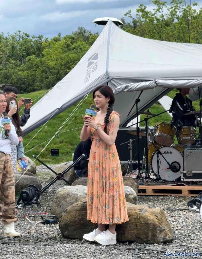 大理偶遇向佐陈妍希 寿辰后首现身慢东说念主节