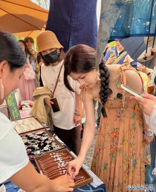 大理偶遇向佐陈妍希 寿辰后首现身慢东说念主节