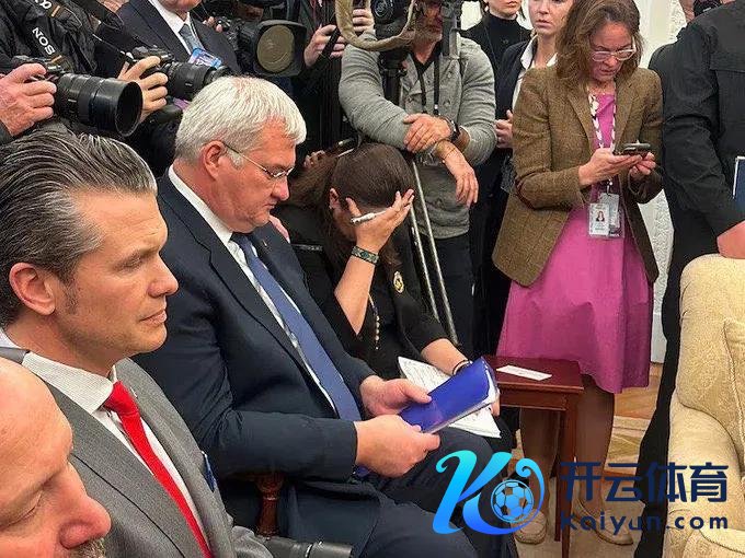 一张现场相片自满，白宫会晤现场，乌克兰驻好意思大使马尔卡罗娃恶运地用右手捂住了头。视频截图